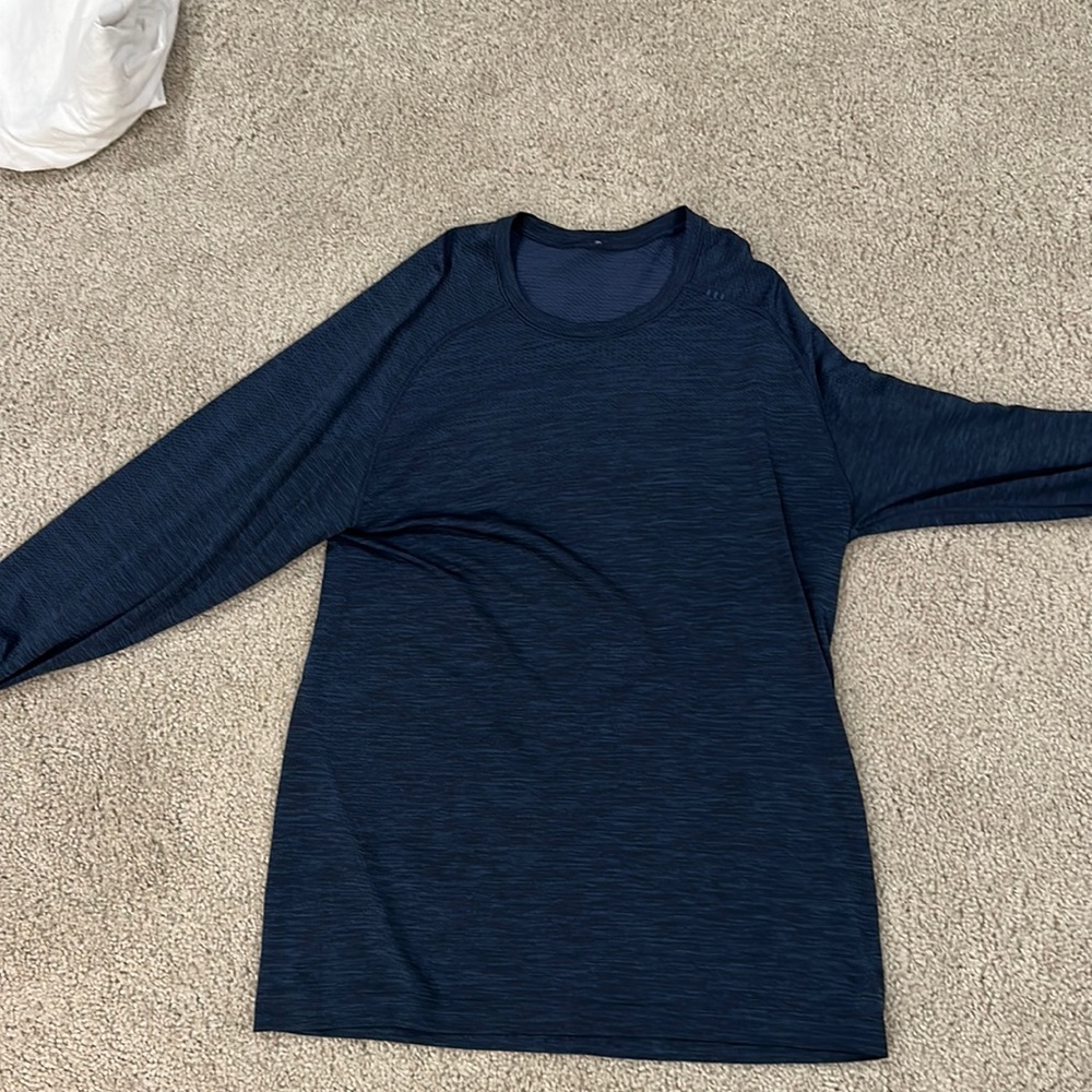 Lululemon Metal Vent Tech 2.0 LS Size Medium - Navy Blue in Like New Condition
